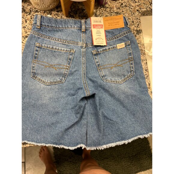 Levi Strauss Girls Size 8 Loose Denim Shorts Distressed Frayed Hem - Picture 2 of 3